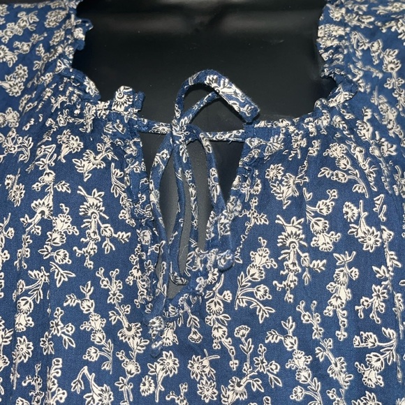 Old Navy Blue w/ white flowers ruffled top. Size XL - Picture 2 of 7